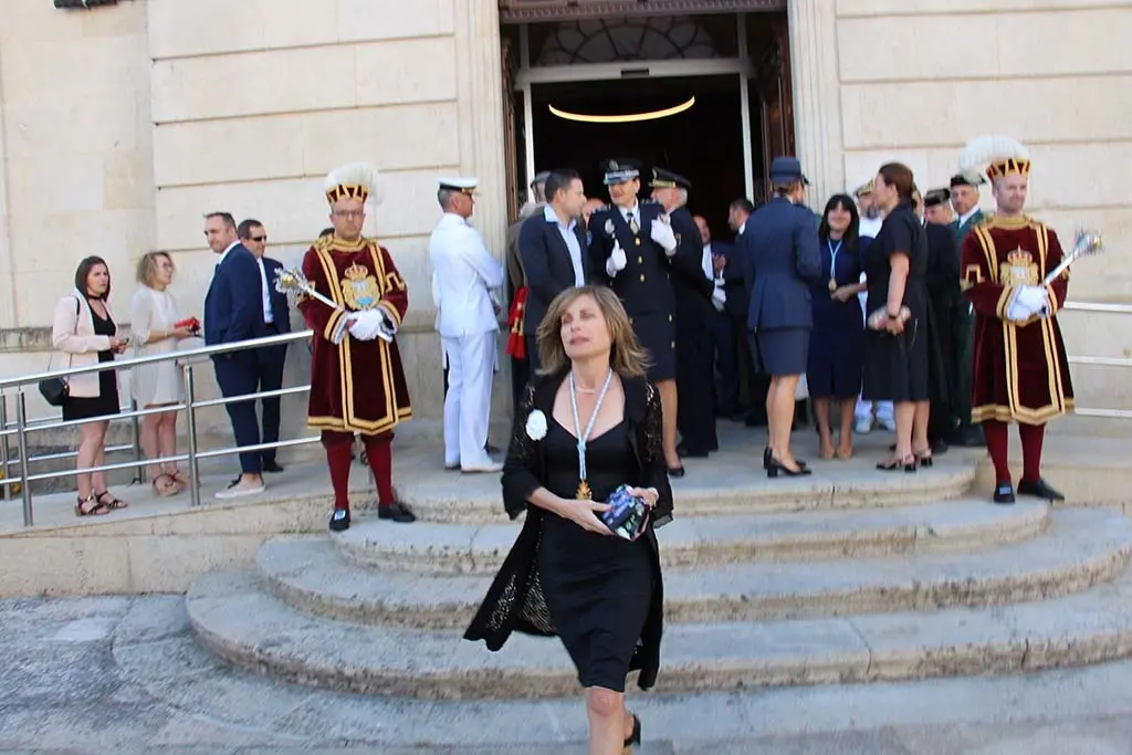 A alcaldesa, Nava Castro, no intre en que agarda polos convidados.