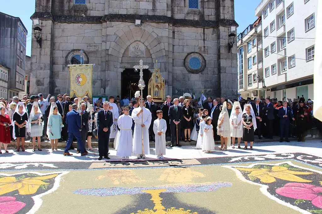 Salida de la procesión con el Santísimo Sacramento desde la plaza de Bugallal.
