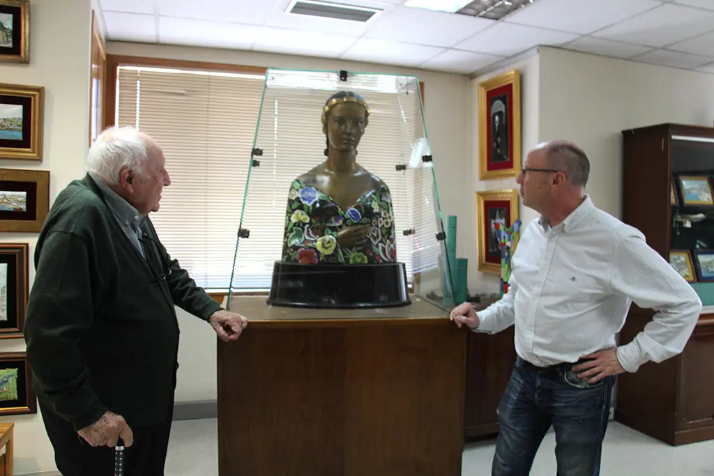 Padre e hijo contemplan La Dama del Matón, busco de cobre esmaltado (72 cm de altura y 49 cm de anchura máxima. Obra realizada para ser enviada a la Exposición Internacional de París de 1937. Vigo. Colección Familia Hernández.