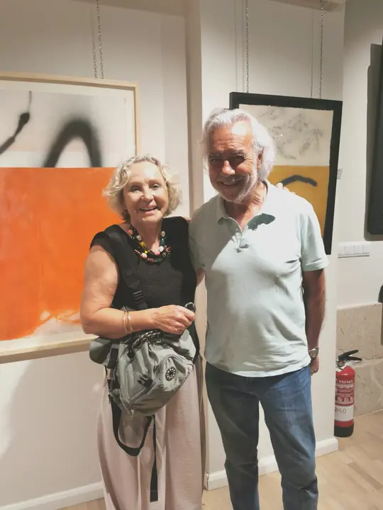 La pintora Mercedes Lence y Beny Fernández, en la galería el dia de la inauguración.