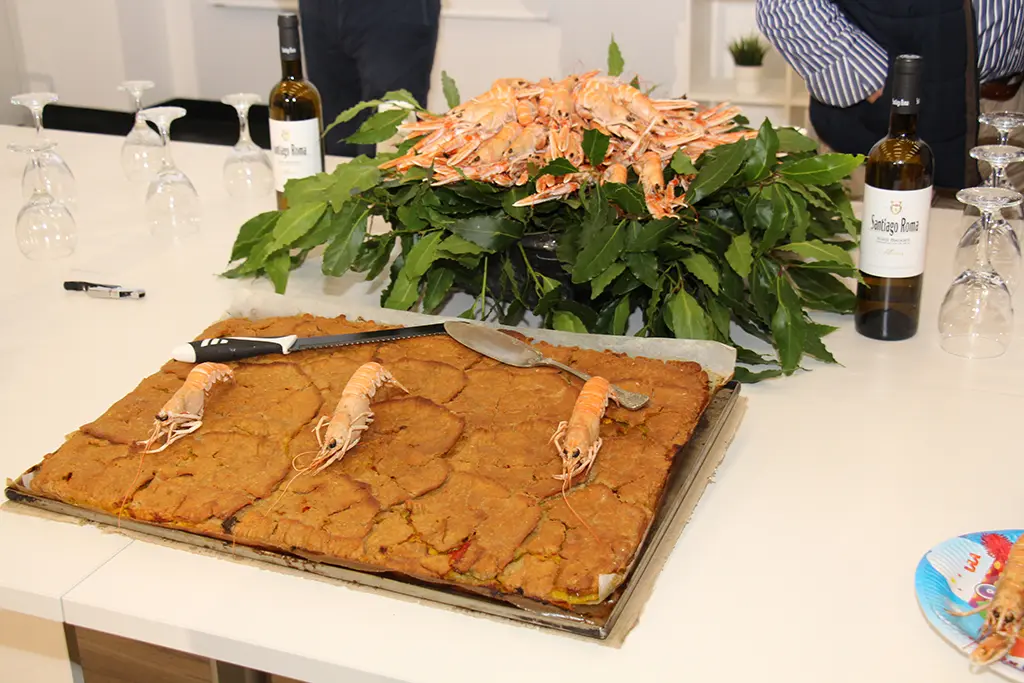 Empana de millo con cigalas y gambas de Punta Umbría y cigalas cocidas.