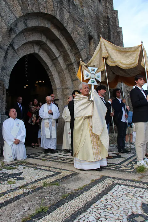 El administrador apost&oacute;lico de la di&oacute;cesis de Tui-Vigo, Luis Quinteiro bendice el mar desde la entrada del templo con el Sant&iacute;simo Sacramento.