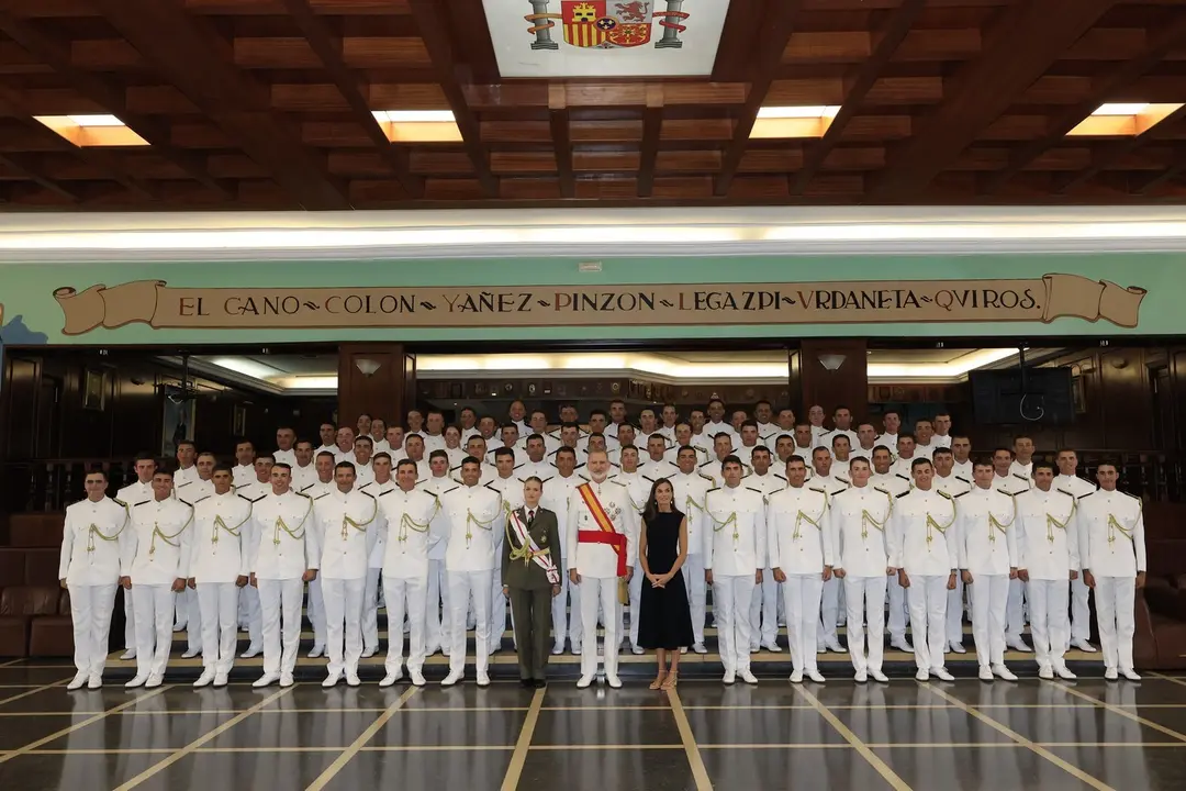 © Casa de S.M. el Rey
Su Majestad el Rey entrega los Reales Despachos e impone condecoraciones a los oficiales que han obtenido el número uno de las distintas promociones.