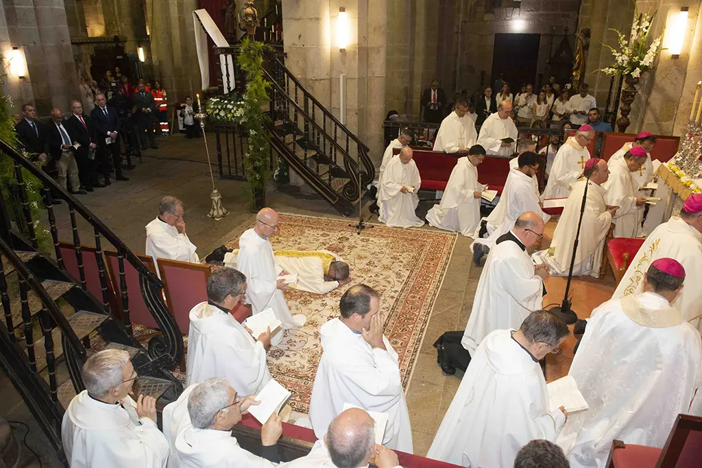 Momento de la ceremonia con el nuevo candidato a obispo tumbado en el suelo.