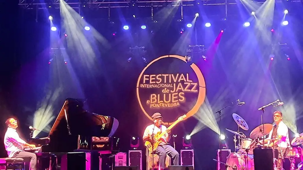 Bona vuelve a enamorar a Pontevedra con su jazz único.