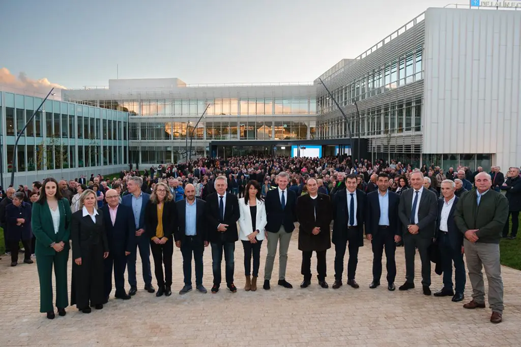 El presidente del Ejecutivo gallego participa en la inauguración de este centro que entrará en servicio el próximo lunes.