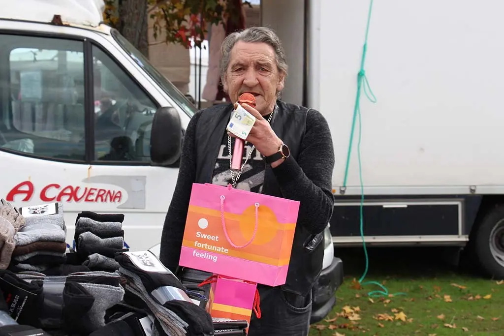 El veterano feriante se hacía oír a golpe de micrófono y alta voz.