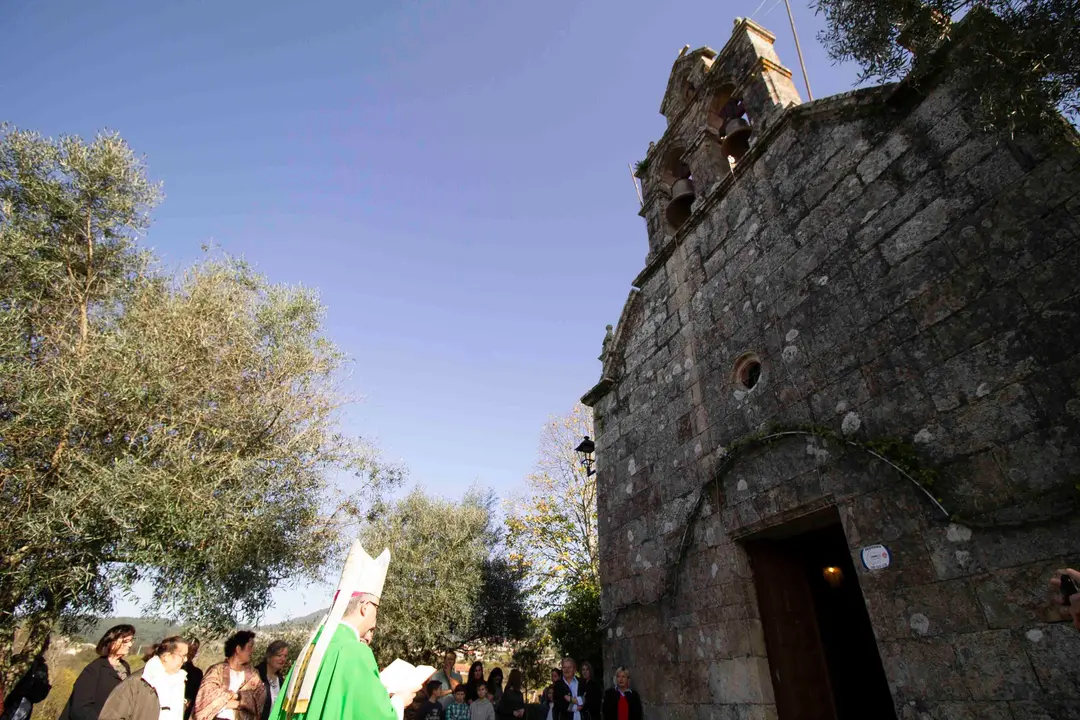 Bendición de las campanas restauradas en el exterior de la iglesia de Santiago de Tortoreos.