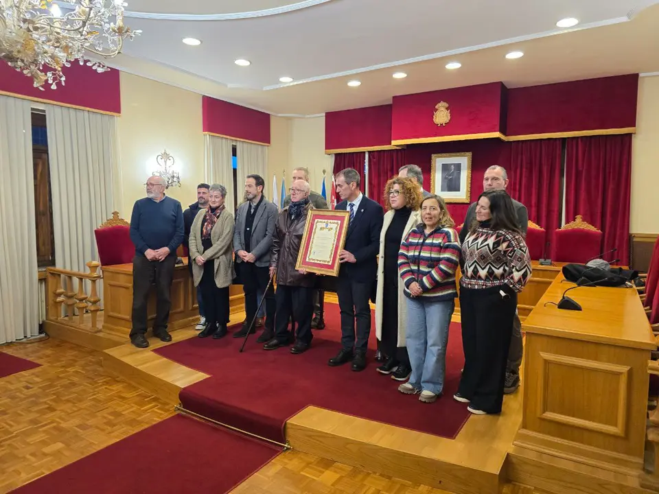 Homenajeado y autoridades.