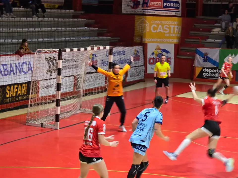 Palomino, la portera del Porriño, en pleno momeno de riesgo.