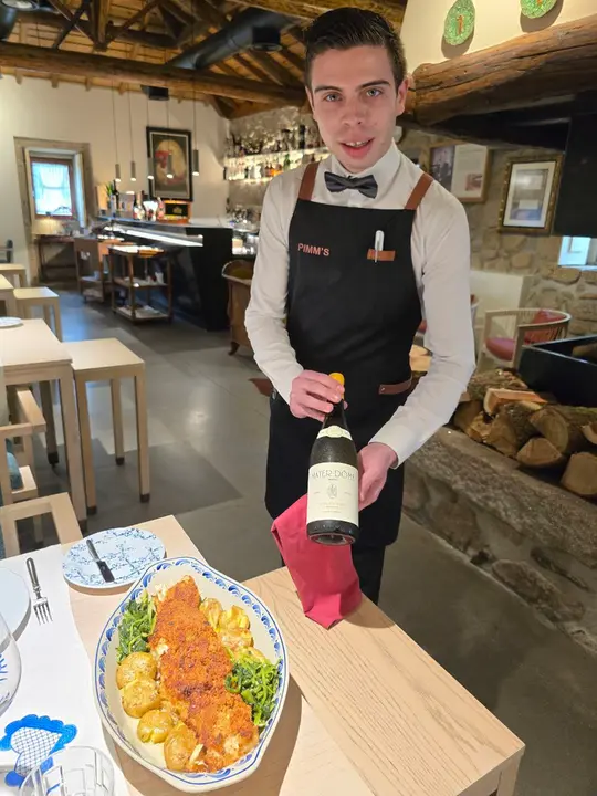 Rafael Carvalho muestra la botella de Douro blanco que armoniza con el Bacalhau com broa.