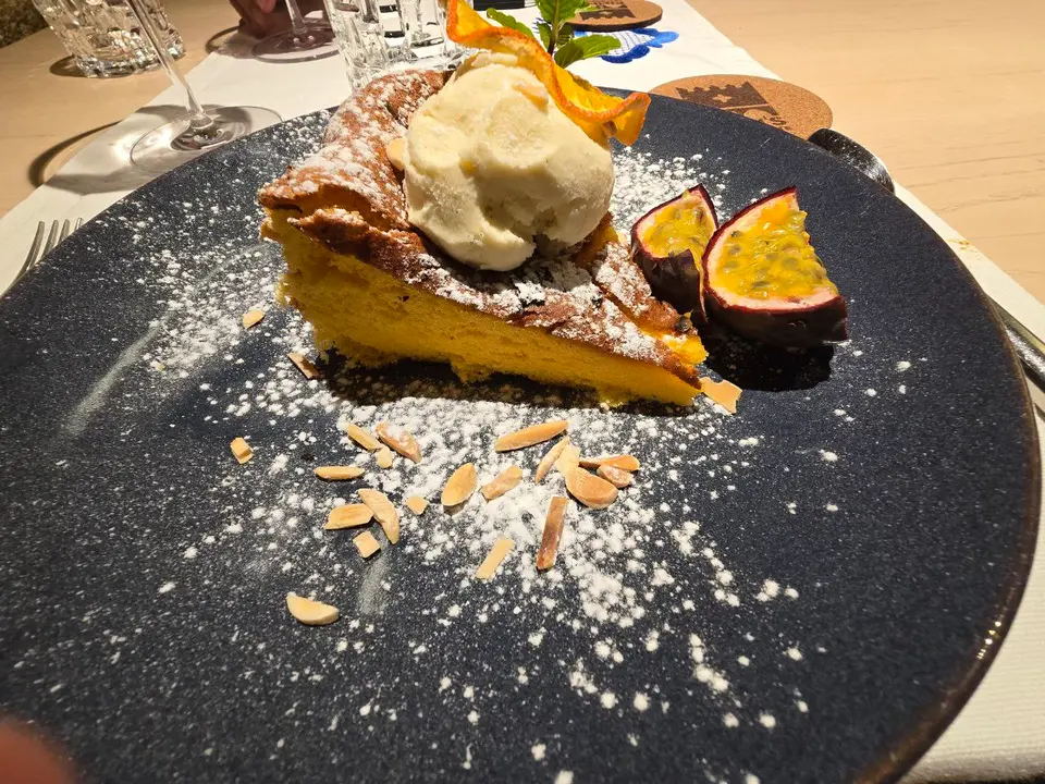 Pan de Ló con bola helado y maracuyá.