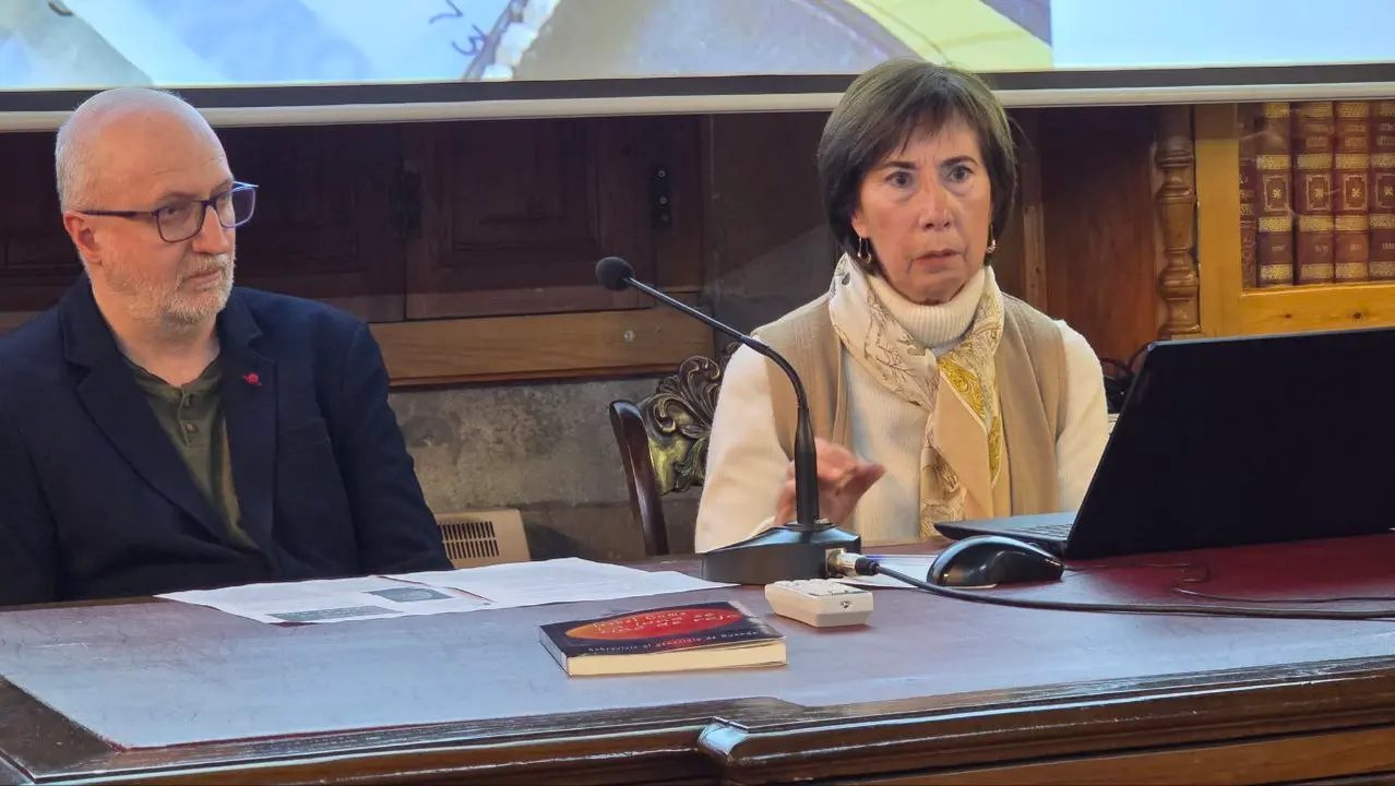 La autora con el profesor y periodista Félix Caballero.