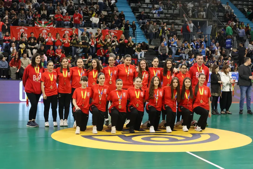 Las jugadoras cadetes del Bm Porriño, recibiendo una medalla por su participación en la Mini-Copa.