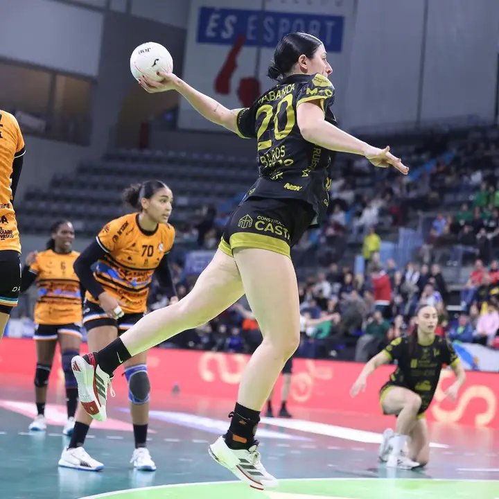 Maider Barros, desde el extremo derecho, lanzando a portería.