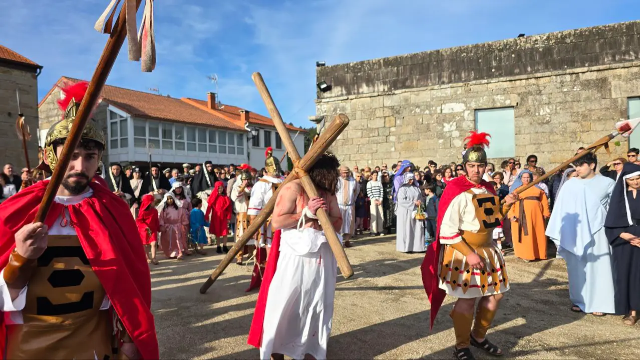 Jesucristo carga con su cruz camino del Calvario.