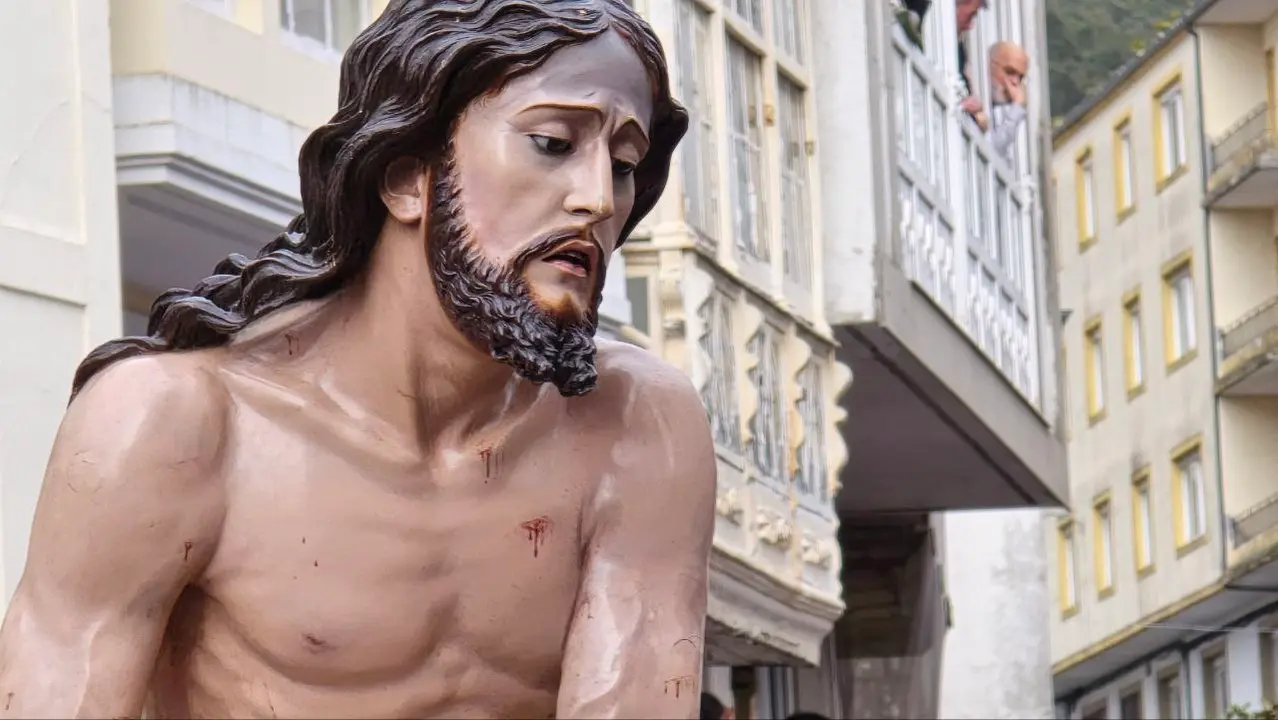 La imagen del Paso de la Flagelación, obra del imaginero valenciano José Tena, fue esculpida en el año 1908 y también es conocida como “El Cristo de la Columna”.