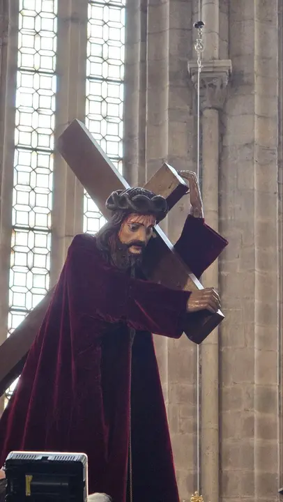 Jesús con su cruz a cuestas. R. LEDO.