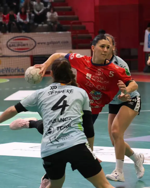 Micaela Casasola, lanzando a portería mientras es defendida por una rival guardesa. Fuente: cuenta de Instagram (ligaguerrerasiberdrola).