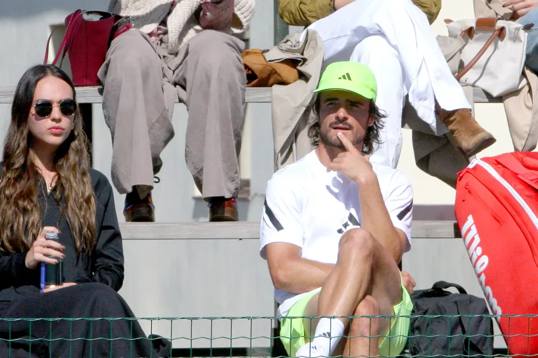 Petros pendiente de su hermano Pvlos Tsitsipas.