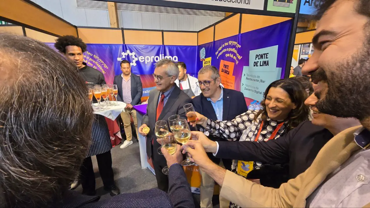 Un brindis en el estand de EPRALIMA.