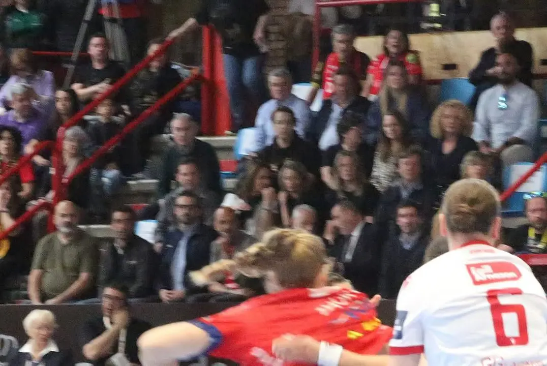 Katia Zhukova, forcejeando con una rival islandesa, bajo la atenta mirada de la afición. Fuente: cuenta de IG ( @bmporrino ).