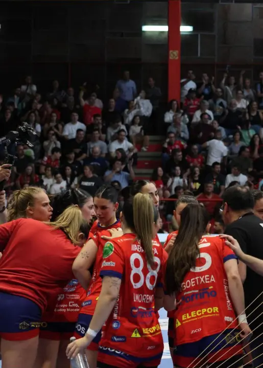 ugadoras y cuerpo técnico del c. Orbe Zendal Bm Porriño, preparando jugada en un tiempo muerto. Fuente: cuenta de IG ( @bmporrino ).