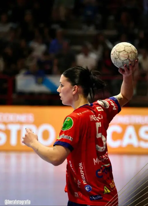 Casasola rescata un valioso empate para el Porriño en la ida de la final europea. Fuente: cuenta de Instagram ( @berafotografia y @bmporrino )