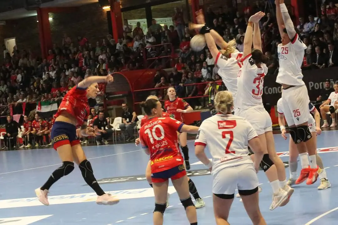 Micaela Casasola, lanzando a portería, tratando de superar el bloqueo de las rivales islandesas. Fuente: cuenta de IG ( @bmporrino ).