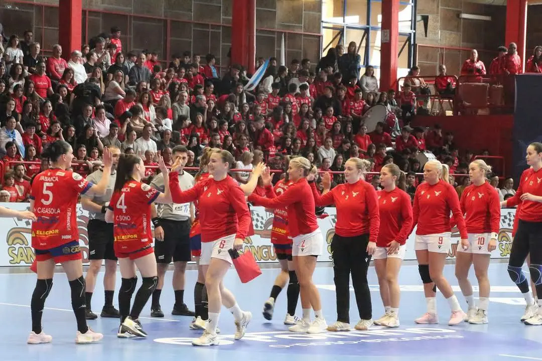 Jugadoras del C. Orbe Zendal Bm Porriño y del Valur Handbolti, saludándose en la presentación del encuentro. Fuente: cuenta de IG ( @bmporrino ).