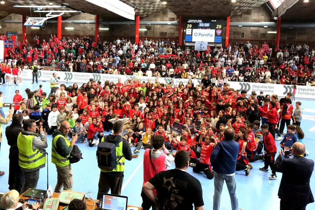 Varios estamentos del C. Orbe Zendal Bm Porriño, celebrando el resultado del encuentro en su finalización. Fuente: cuenta de IG ( @bmporrino ).