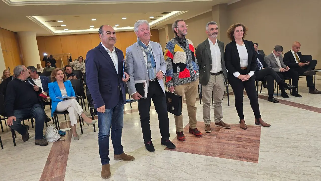 Cesáreo González, presidente del Cluster de Turismo de Galicia; el moderador, Ignacio Balboa; José Fco. Real, presidente de la Confederación Galega de Empresarios de Hostelería y Turismo; José Antonio Liñares, socio-fundador de la Asociación de Turismo y Hostelería Compostela; y Dulcinea Aguín, presidenta de la Asocación de Viviendas Turísticas de Galica, AVITURGA.