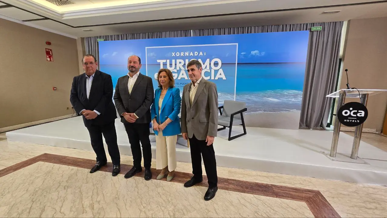 La presidenta de la APG, María Méndez, y el director de Turismo de Galicia, José Manuel Merelles, con Juan Molas y Enrique Martínez. R. LEDO.