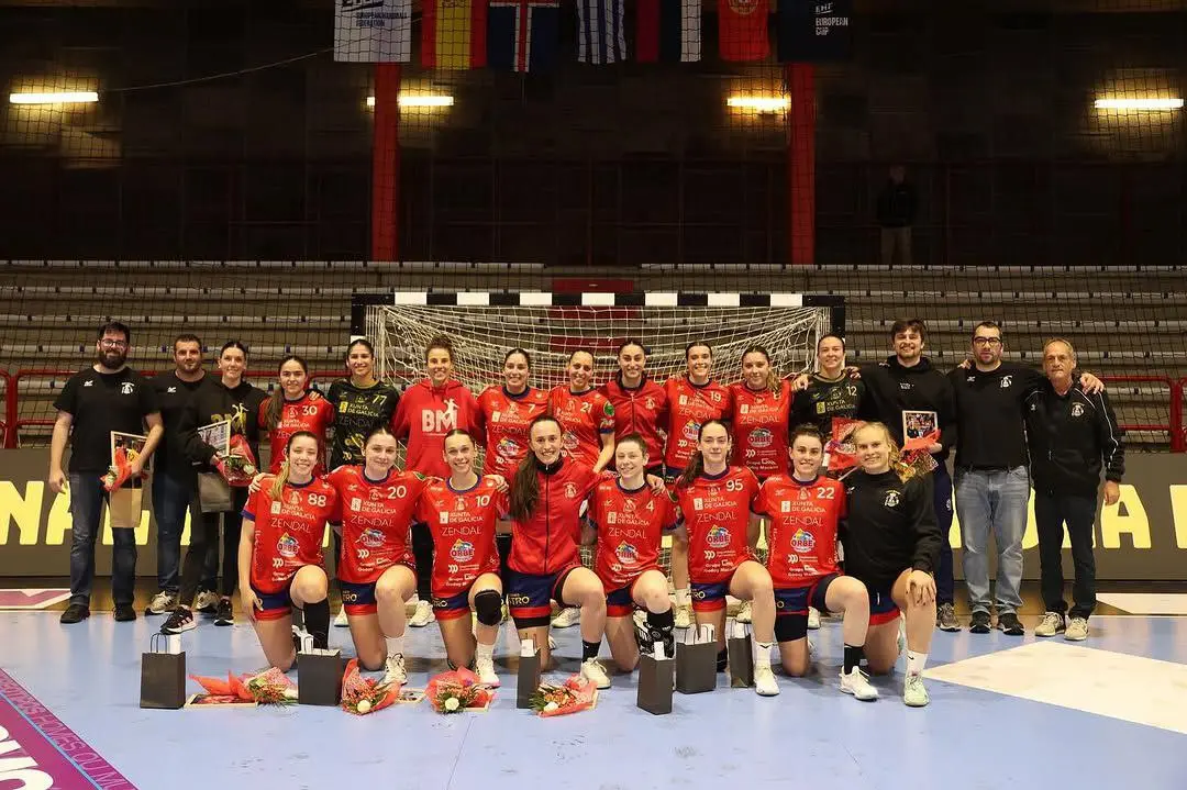 Plantilla y cuerpo técnico del C. Orbe Zendal Bm Porriño, posando en la última foto en casa de esta temporada, con sabor a despedida por la marcha de varios de sus integrantes. Fuente: cuenta de Instagram ( @bmporrino ).
