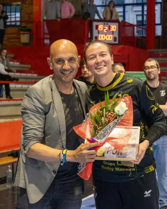 Ayelén Rosález, jugadora, recibiendo su homenaje por motivo de su marcha del club. Fuente: cuenta de Instagram ( @bmporrino ).