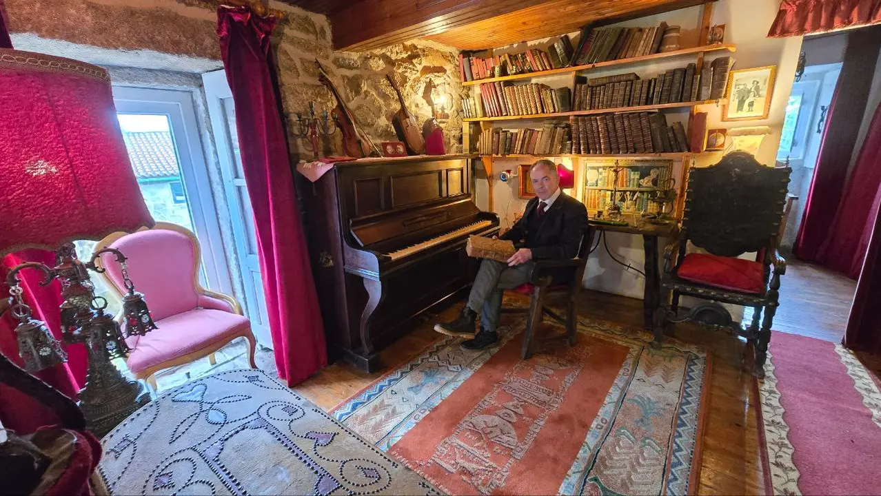 Maximino Fernández Sendín en su biblioteca de la Casa Museo Etnográfico Pazo da Cruz, en Covelo.