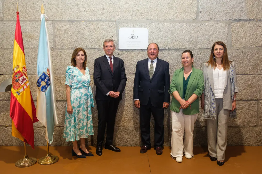 O presidente da Xunta, Alfonso Rueda, acompañado pola conselleira do Medio Rural, María José Gómez, participa na inauguración da Adega Viña Caeira. 26/05/25.