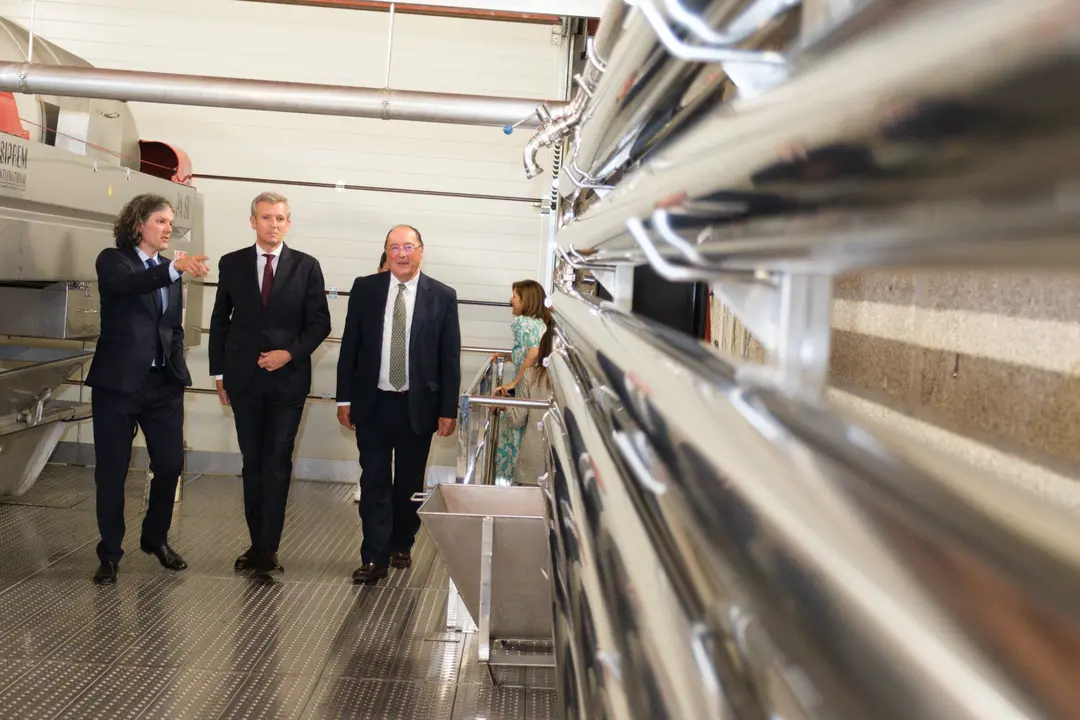 O presidente da Xunta, Alfonso Rueda, acompañado pola conselleira do Medio Rural, María José Gómez, participa na inauguración da Adega Viña Caeira. 26/05/25.