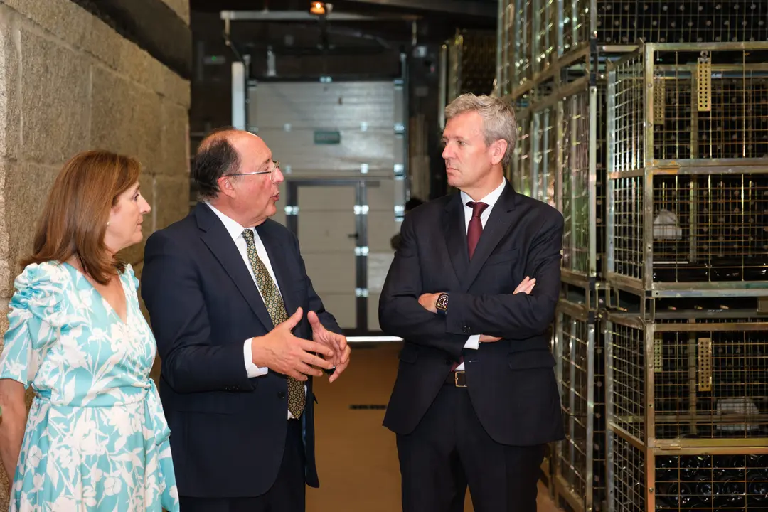 O presidente da Xunta, Alfonso Rueda, acompañado pola conselleira do Medio Rural, María José Gómez, participa na inauguración da Adega Viña Caeira. 26/05/25.