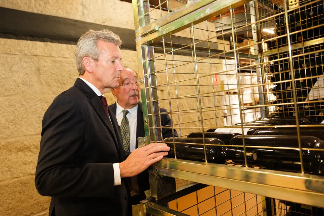 O presidente da Xunta, Alfonso Rueda, acompañado pola conselleira do Medio Rural, María José Gómez, participa na inauguración da Adega Viña Caeira. 26/05/25.
