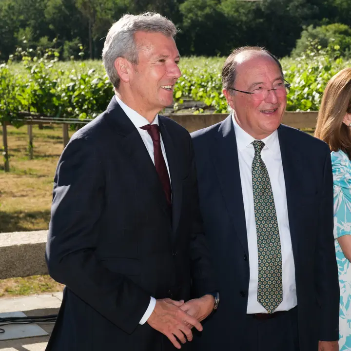O presidente da Xunta, Alfonso Rueda, acompañado del propietario de la bodega Viña Caeira, Carlos Moro.