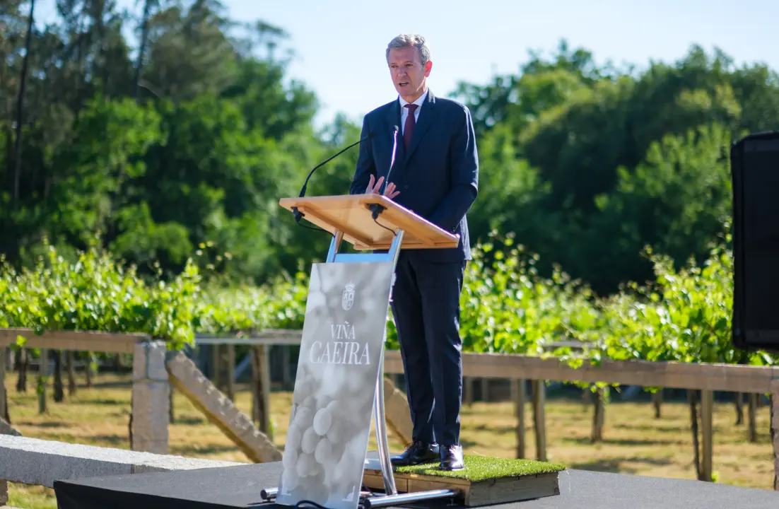 O presidente da Xunta, Alfonso Rueda, acompañado pola conselleira do Medio Rural, María José Gómez, participa na inauguración da Adega Viña Caeira. 26/05/25.