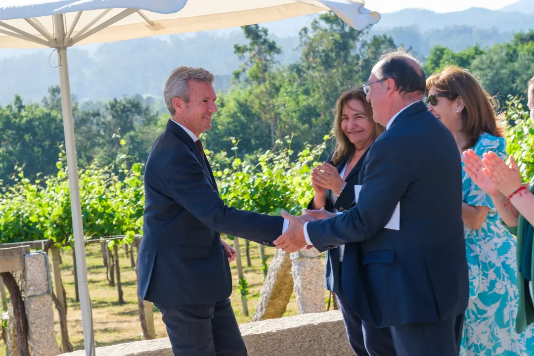 O presidente da Xunta, Alfonso Rueda, acompañado pola conselleira do Medio Rural, María José Gómez, participa na inauguración da Adega Viña Caeira. 26/05/25.