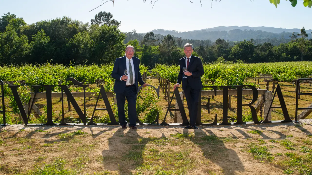 O presidente da Xunta, Alfonso Rueda, acompañado pola conselleira do Medio Rural, María José Gómez, participa na inauguración da Adega Viña Caeira. 26/05/25.