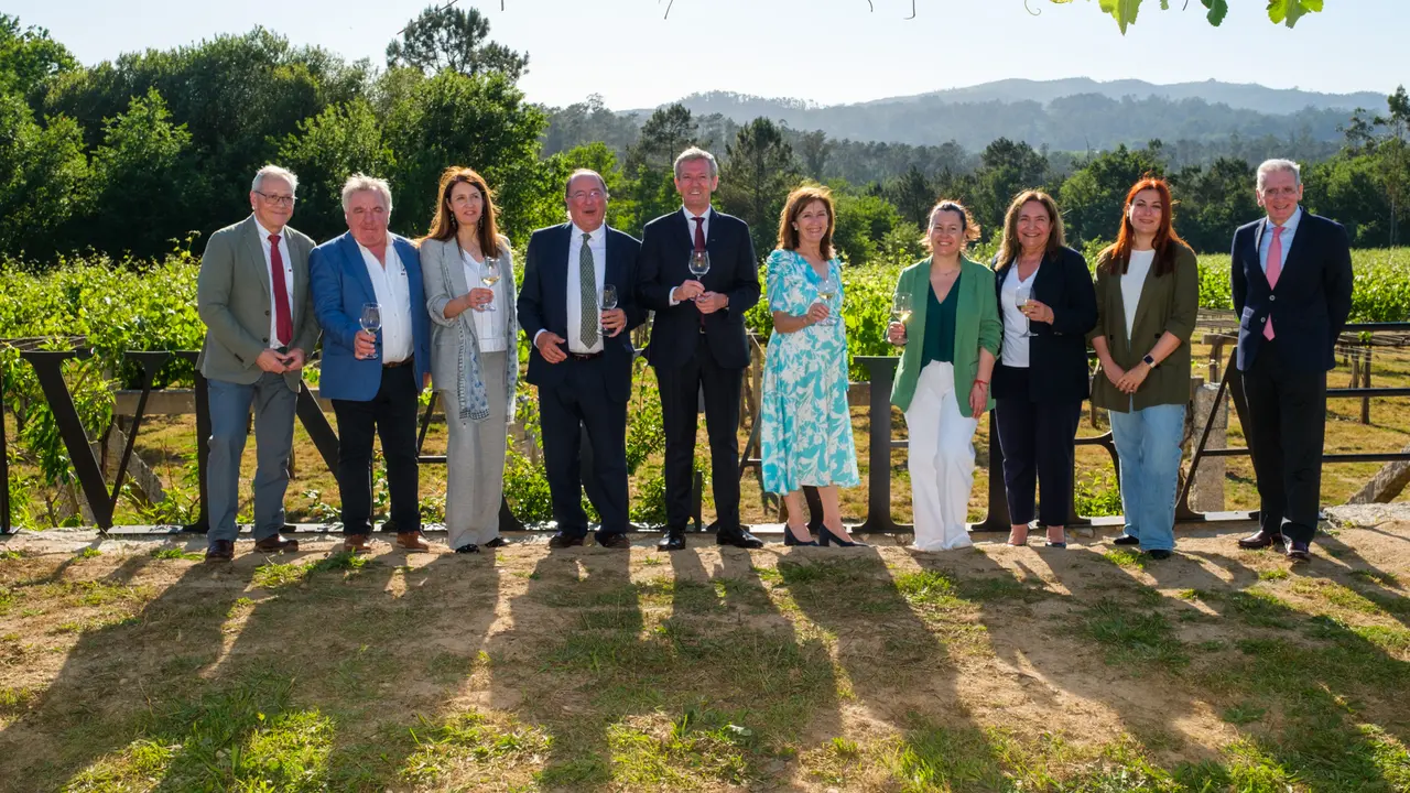 O presidente da Xunta, Alfonso Rueda, acompañado pola conselleira do Medio Rural, María José Gómez, participa na inauguración da Adega Viña Caeira. 26/05/25.
