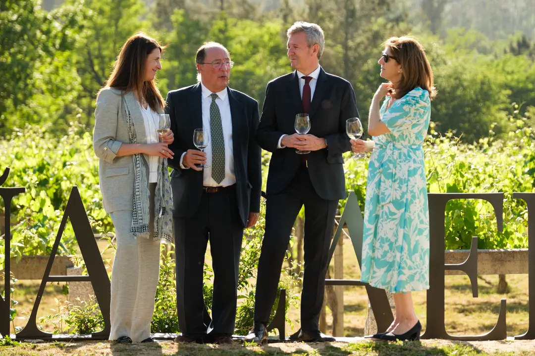 O presidente da Xunta, Alfonso Rueda, acompañado pola conselleira do Medio Rural, María José Gómez, participa na inauguración da Adega Viña Caeira. 26/05/25.