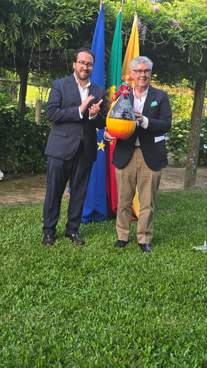El presidente de la CEG, Juan M. Vieites, recibe de manos del vicepresidente de la Câmara, Paulo Barreiro, un detalle de la artesanía limiana.