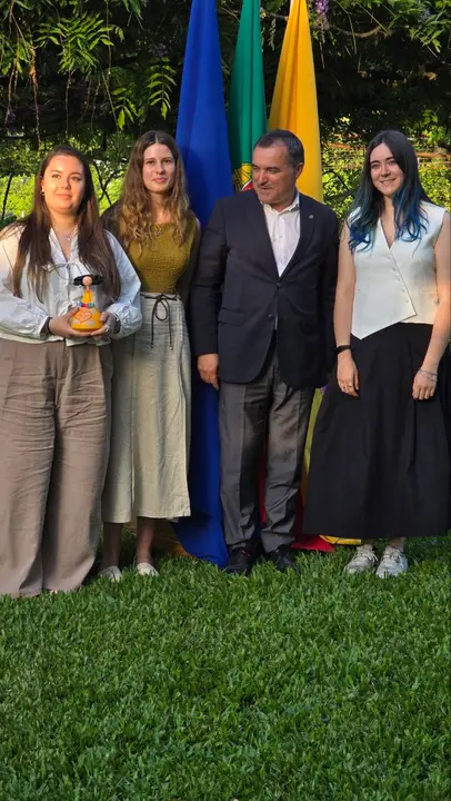 Lara, Ainhoa y Laura las tres gallegas que presentaron el proyecto Engawa, con el concejal Carlos Lago que les entregó un obsequio, una figura de artesanía limiana.