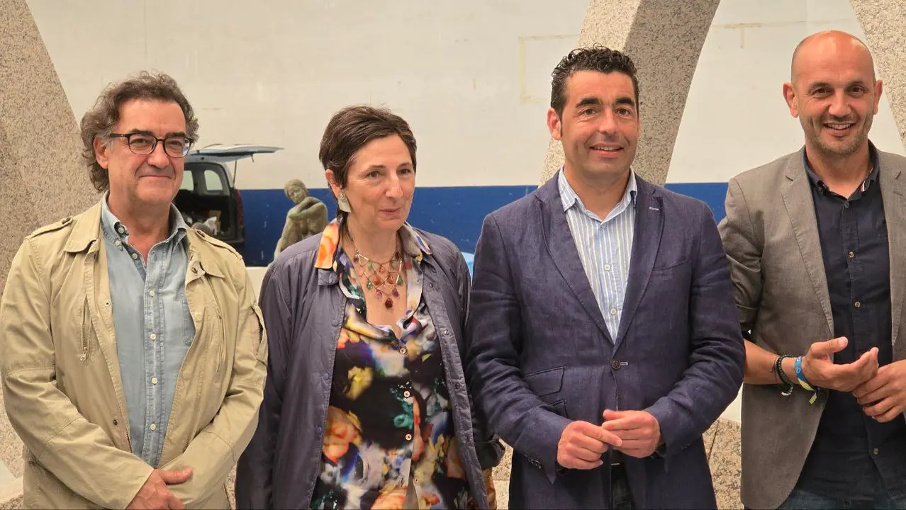 La arquitecta Belén Moneo con el presidente de la Deputación, Luis López, el alcalde de O Porriño, Alejandro Lorenzo.