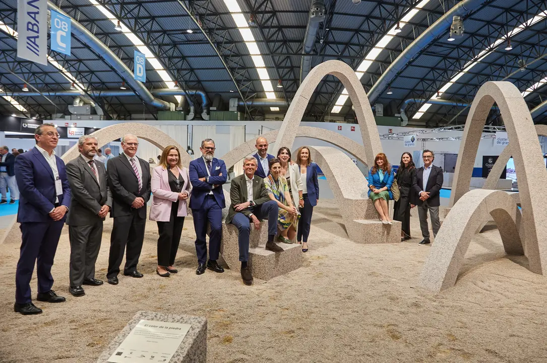 La comitiva institucional ha realizado un recorrido por los pasillos del evento, visitando los principales expositores y deteniéndose especialmente en la instalación artística “El color de la piedra”, diseñada por la arquitecta Belén Moneo, el estudio Moneo Brock, que explora la dimensión cultural y simbólica del granito en la arquitectura contemporánea.